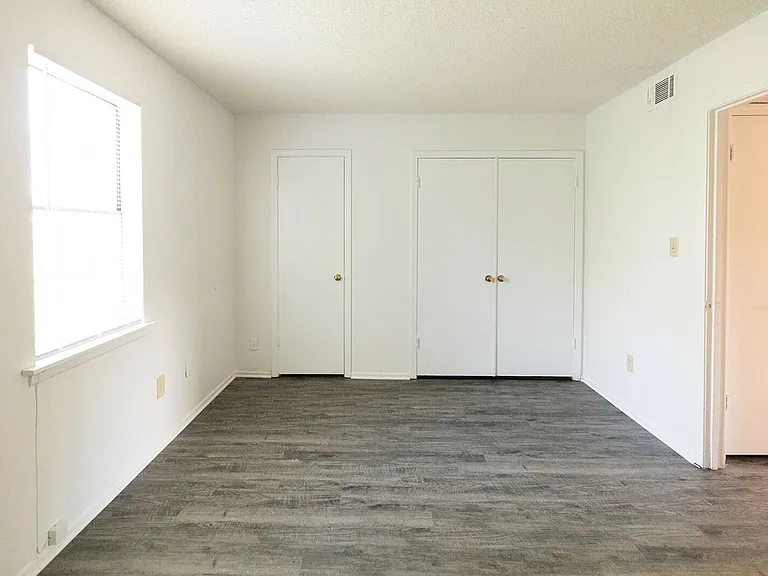 Room (1) Room (1)