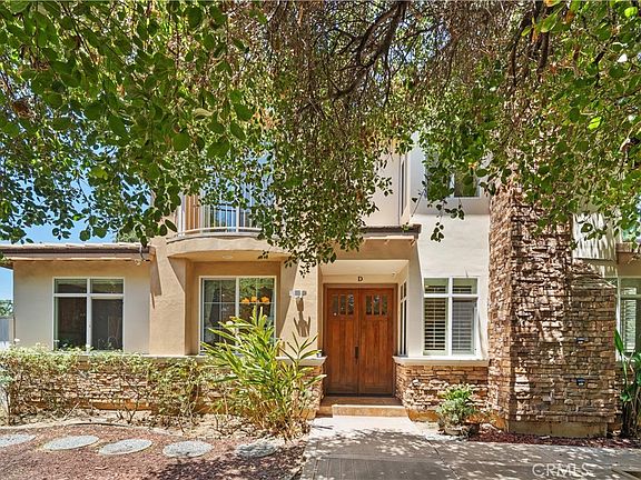 2nd image of 2438 Oneida St #D