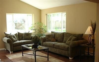 LARGE FAMILY ROOM