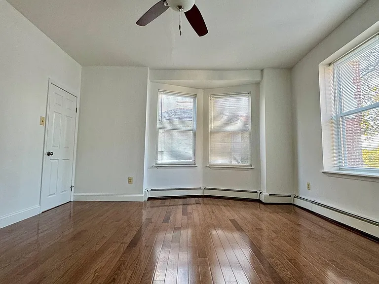 Bedroom w/high ceilings
