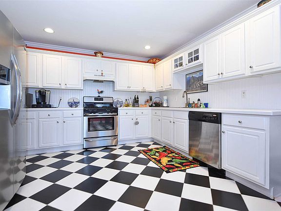 3rd image of 87 Lakeview Dr