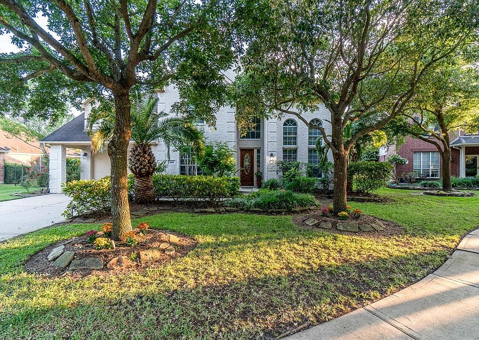 Welcome home to 12127 Island Shore Circle! Your new residence is located in the prestigious master planned development of Stone Gate. The community is conveniently located to shopping, night life and is close to highway 290. It is also the home to Ho