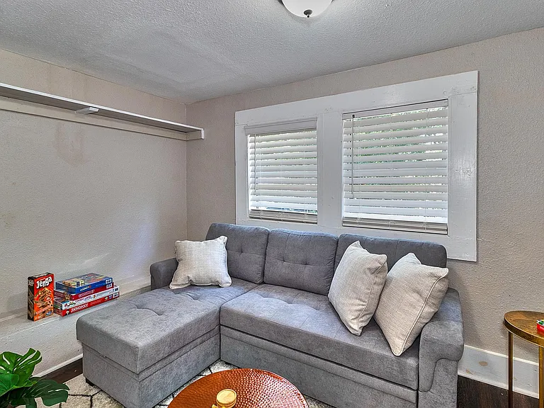 811 E Genesee St — Photo 37