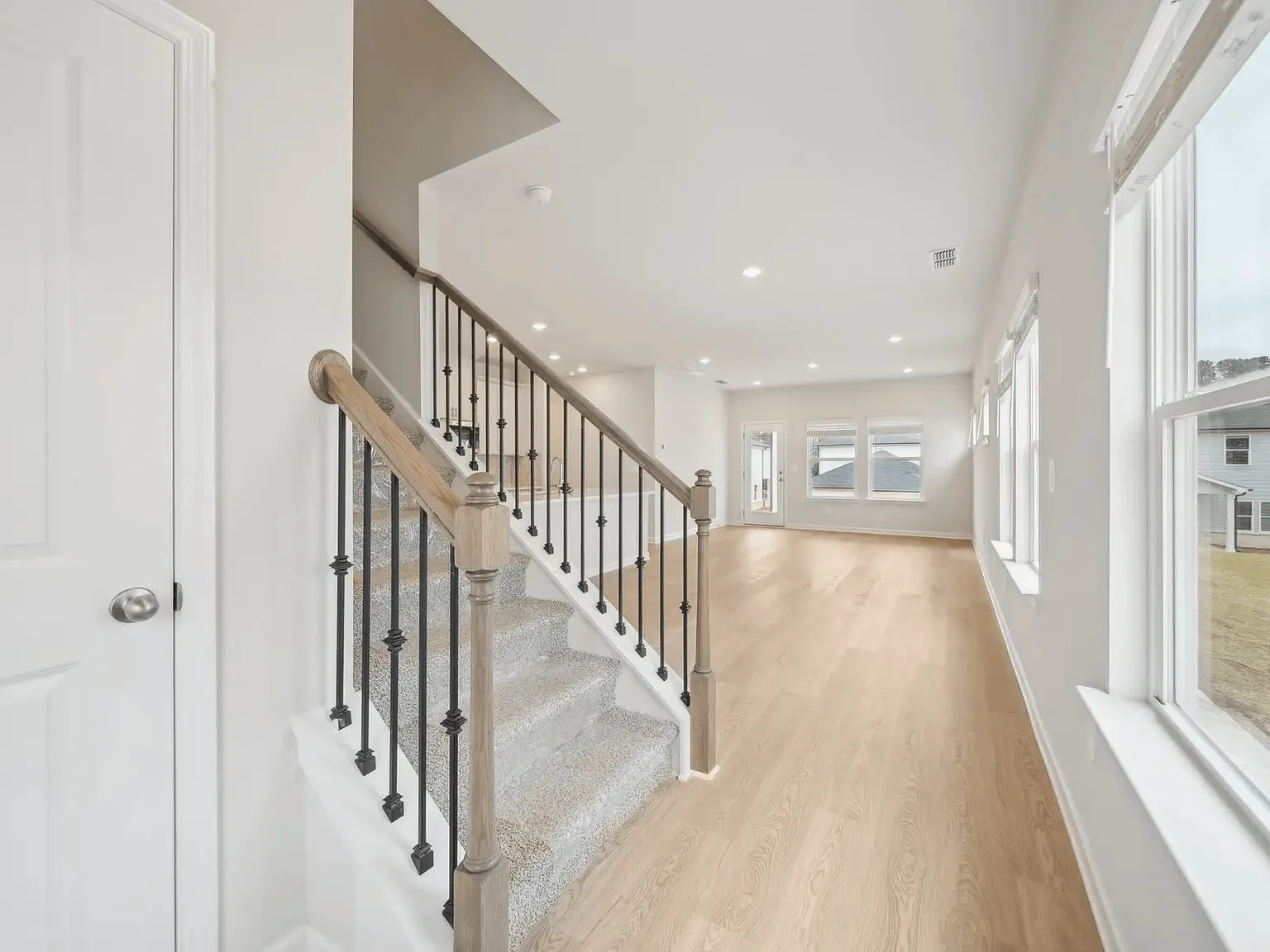 4 bed, 2.5 bath, 1934 sqft, $2,600 — Photo 2