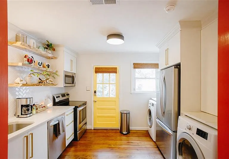 2202 Brewer St — Photo 3
