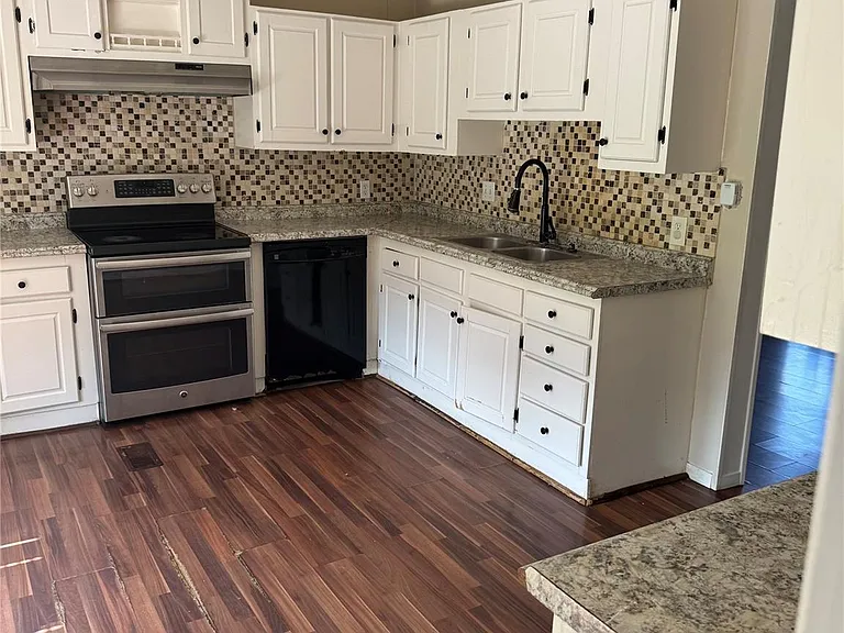 307 Ella Ln — Photo 2