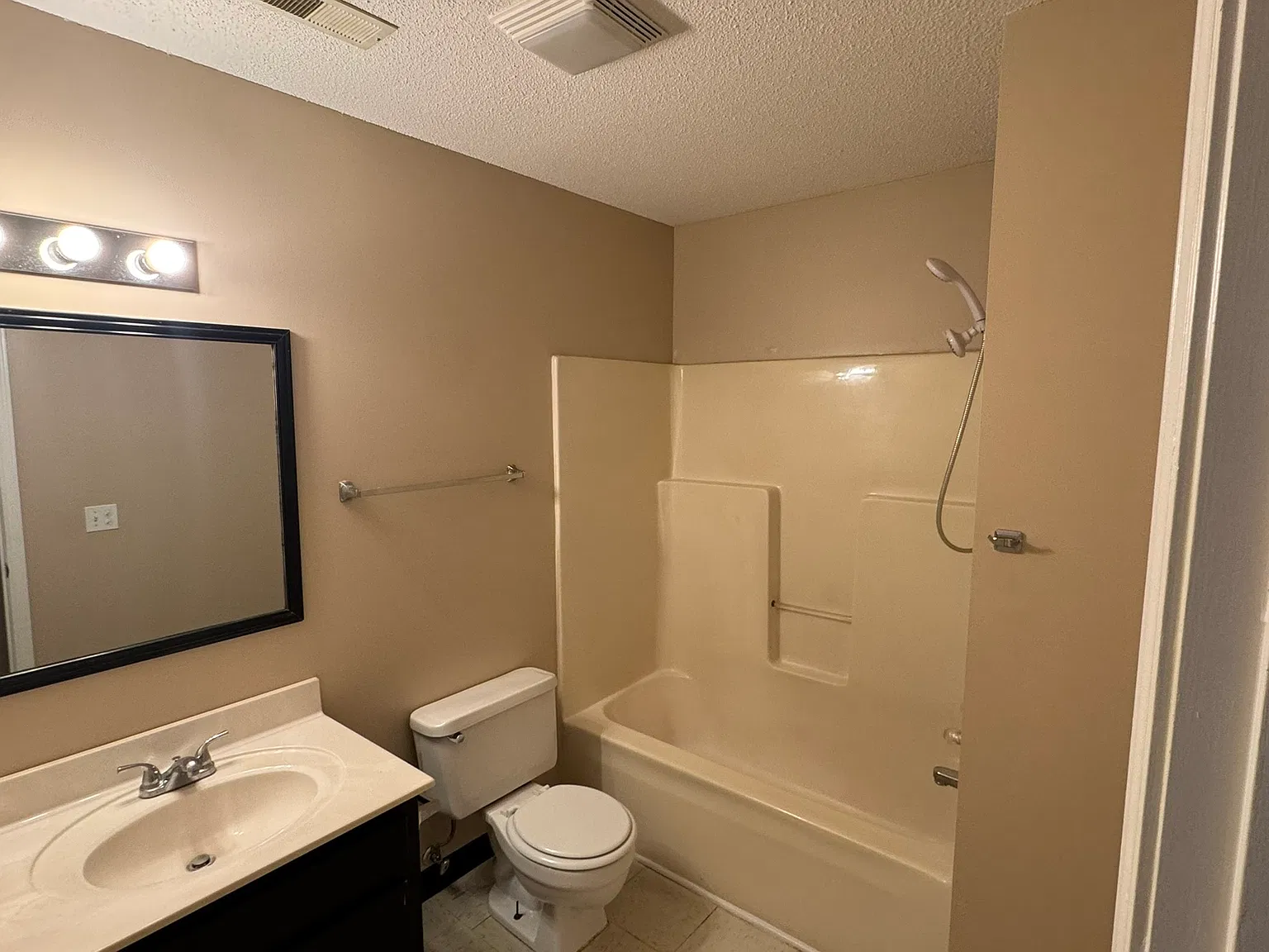 2 bed, 1000 sqft, $700 — Photo 3