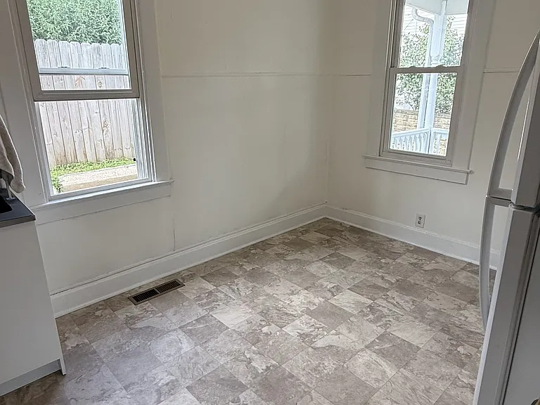 242 Hoover St — Photo 21