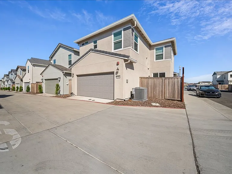 2416 Interstellar Ln — Photo 20