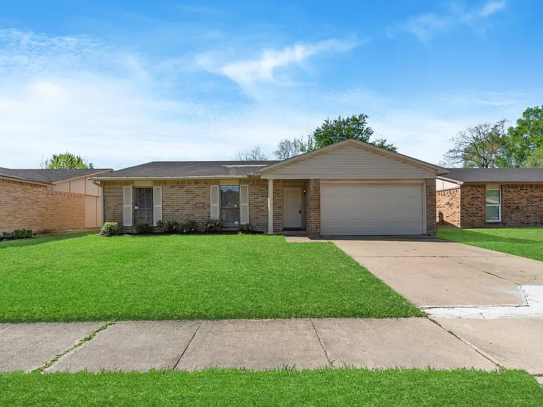 17615 Autumn Hills Dr — Photo 2