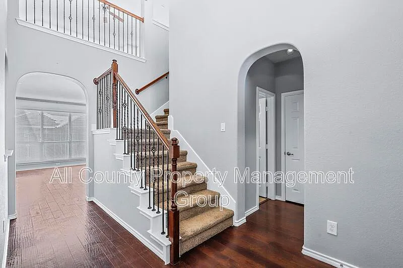 4 bed, 2.5 bath, 2439 sqft, $2,550 — Photo 2