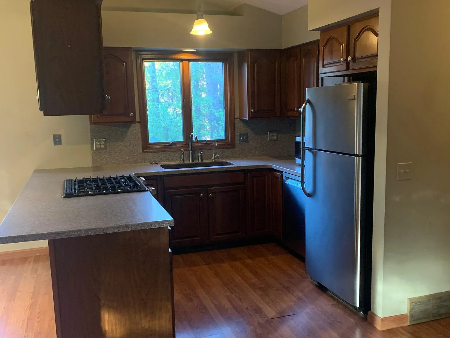 3 bed, 2324 sqft, $2,400 — Photo 3