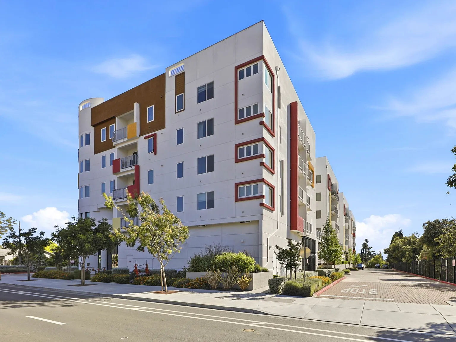 3 bed, 1118 sqft, $3,850 — Photo 3