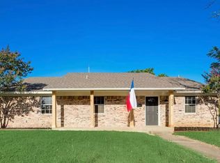 1800 Lake Shore Ct, Fort Worth, TX 76103