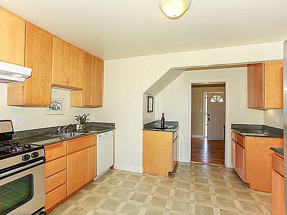3rd image of 790 Claridge Dr