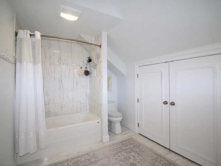 114 Richard St — Photo 13