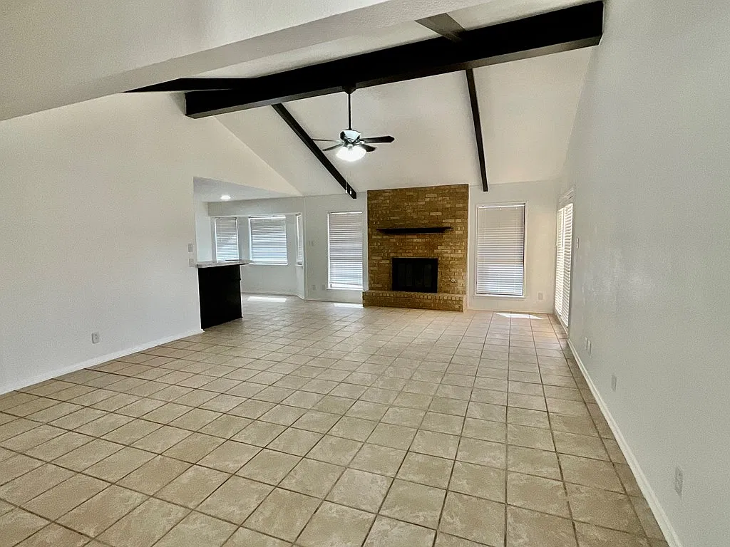 3 bed, 2.0 bath, 1642 sqft, $2,300 — Photo 3