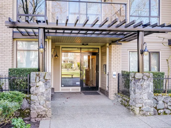 330 Waterfront Cres #206, Victoria, BC V8T 5K3