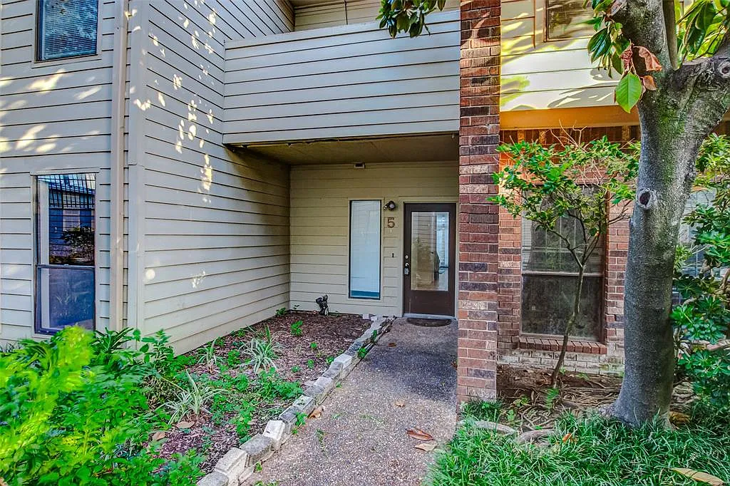 2 bed, 2.5 bath, 1920 sqft, $2,200 — Photo 1