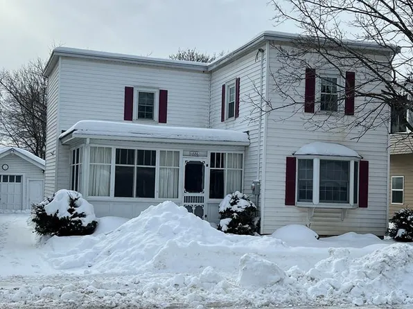 35 Pratt St, Rouses Pt, NY 12979