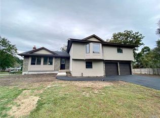 2 Breeze Hill Ct, Ridge, NY 11961