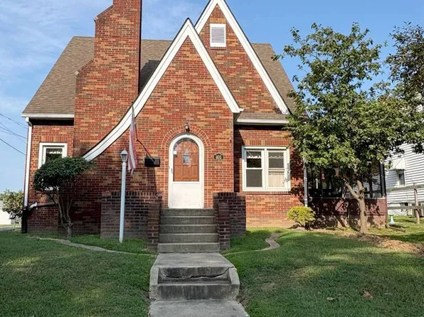 405 N 1st St, Fairfield, IL 62837