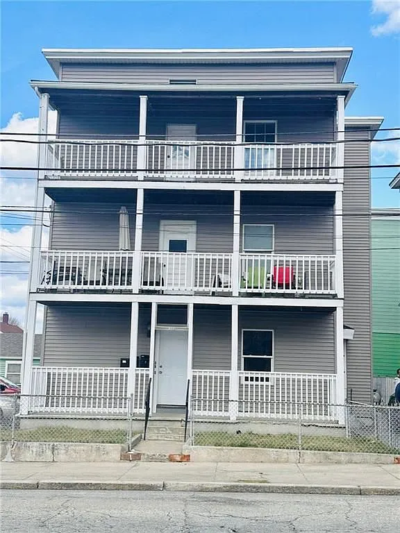 3 bed, 1.0 bath, 1102 sqft, $2,000 — Photo 1