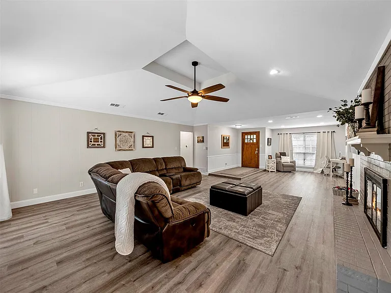 709 Thoreau Ln — Photo 6