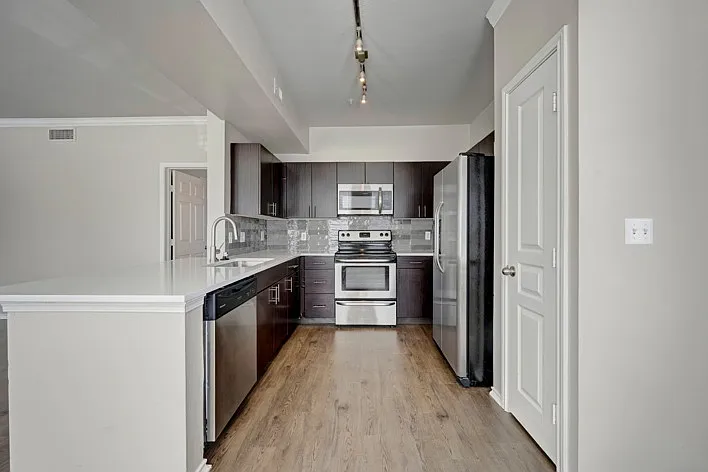The Metro Apartments — Photo 22