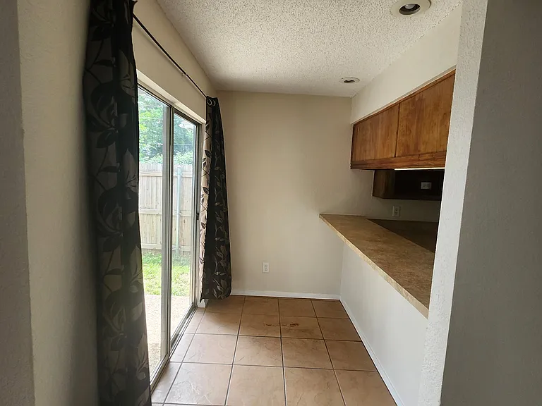 2423 Springmont Ct #2425 — Photo 2