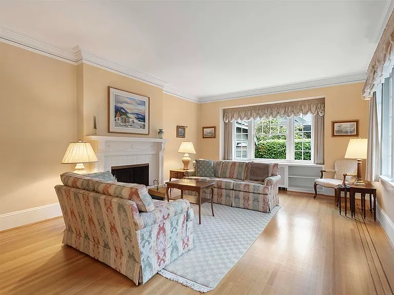 4 Marguerite St — Photo 1