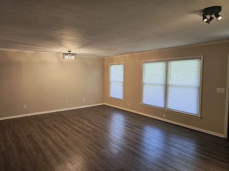 310 Susan Ln — Photo 15