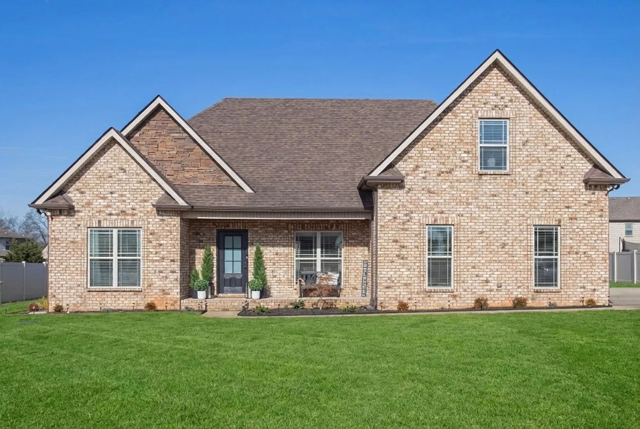 3 bed, 2.0 bath, 1935 sqft, $3,000 — Photo 1