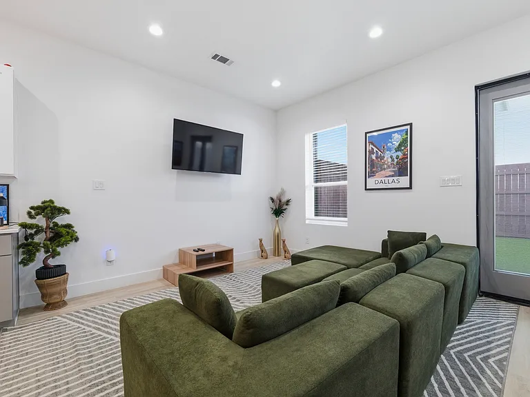 2406 Merlin St — Photo 6