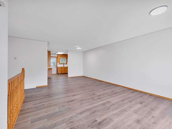 3rd image of 4606 Avenueclose Sylvan
