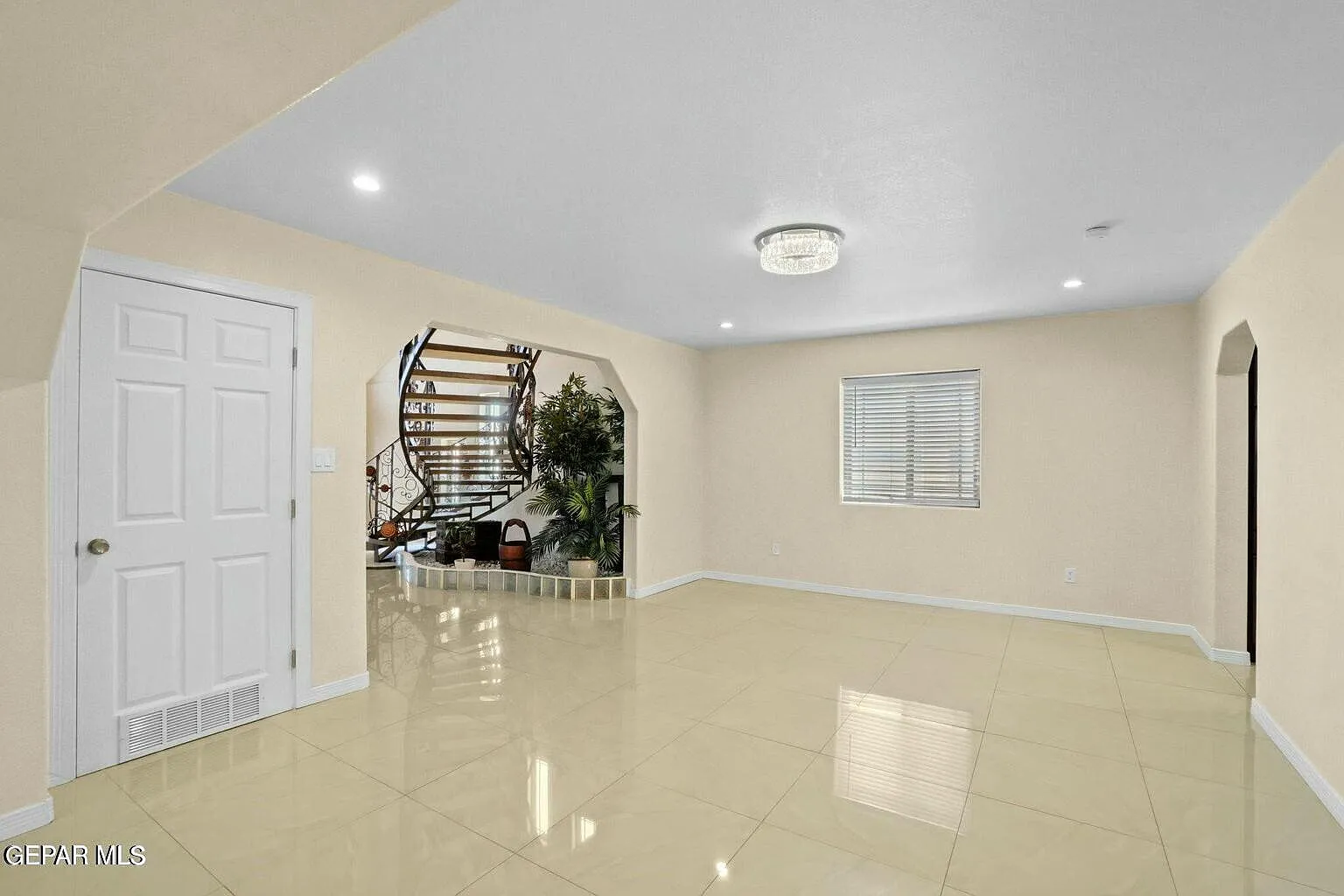 3 bed, 3.5 bath, 4118 sqft, $2,850 — Photo 3