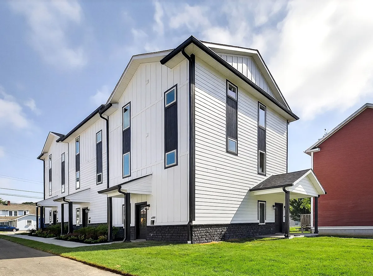 Building Photo - 415 E 10th St