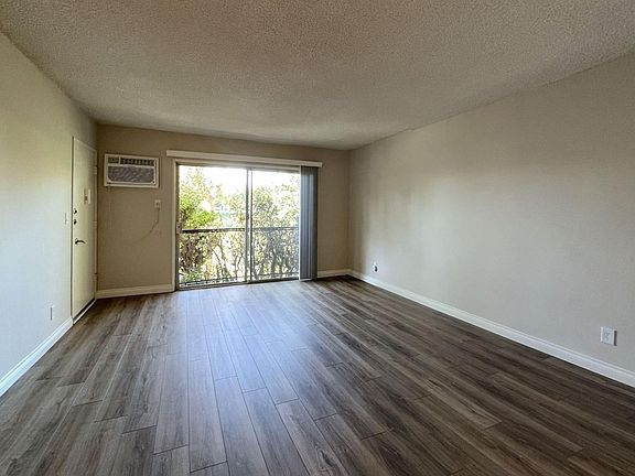 3rd image of 924 N Hayworth Ave #40-2