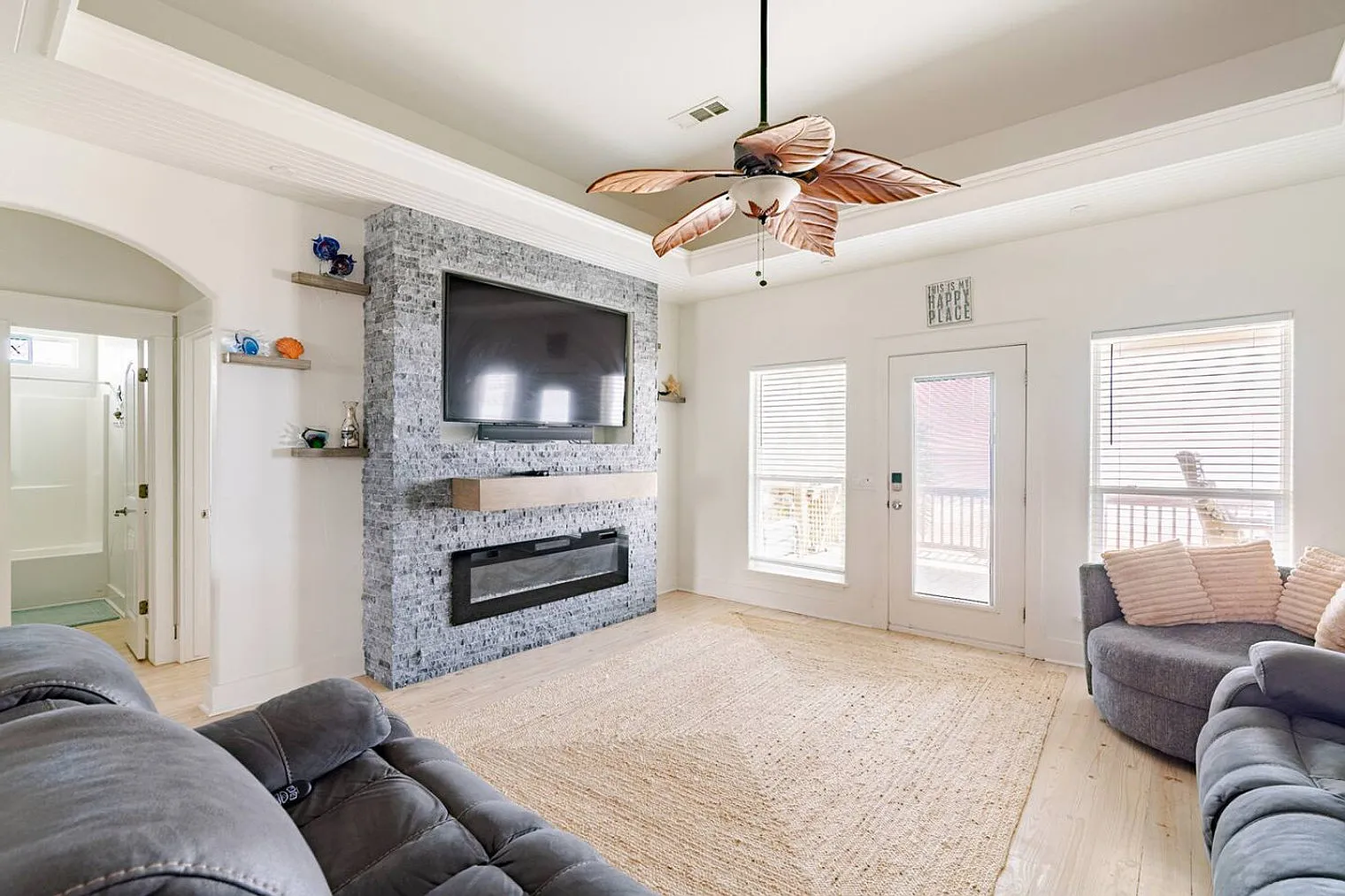 3 bed, 2.0 bath, 1646 sqft, $4,080 — Photo 2