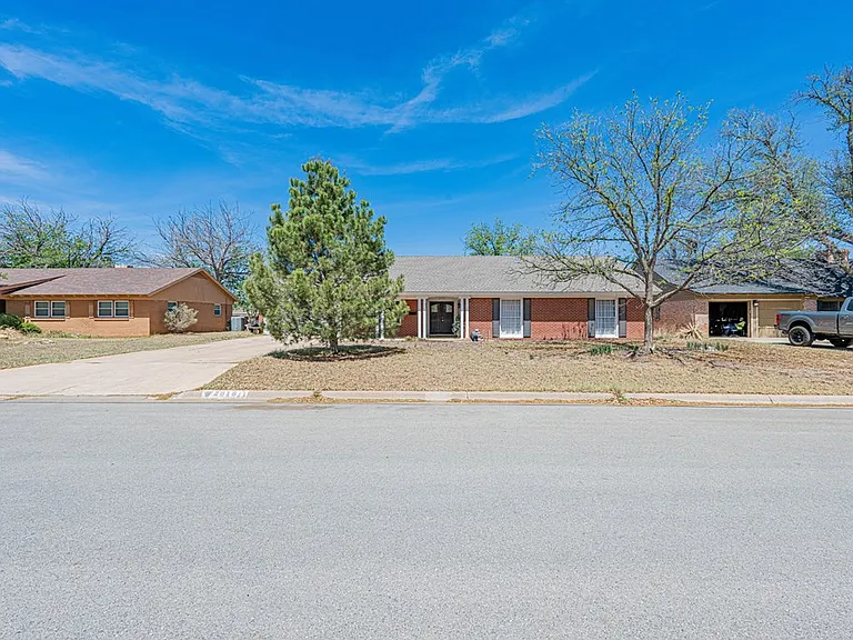 2818 Frontier Dr — Photo 2