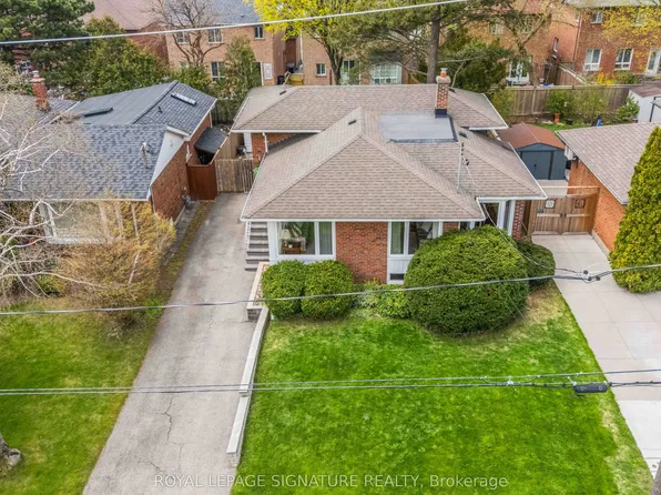 16 Shrewsbury Sq, Toronto, ON M1T 1L2