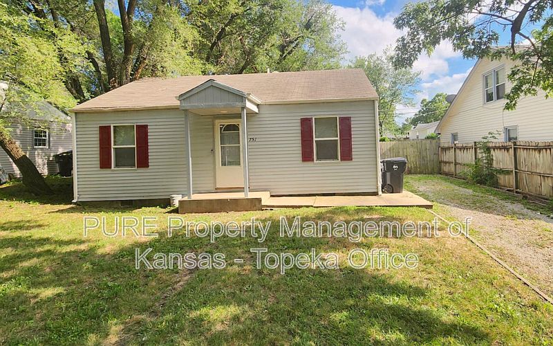 1st image of 751 SE Pinecrest Dr
