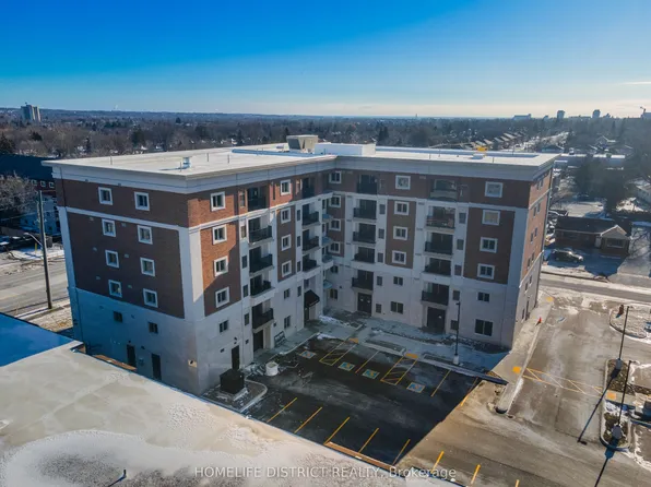 976 Simcoe St N #202, Oshawa, ON L1G 4W4