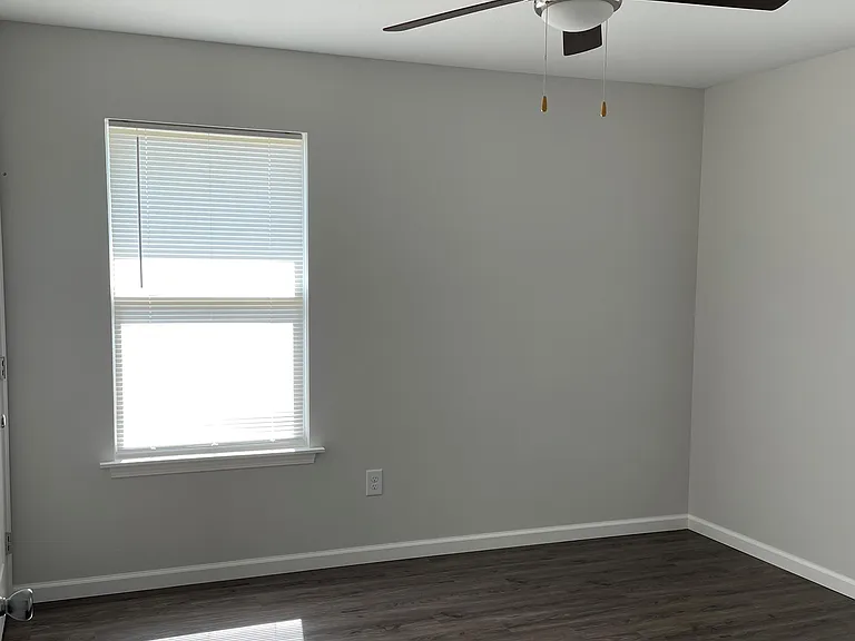 122 S Russell Ave — Photo 6
