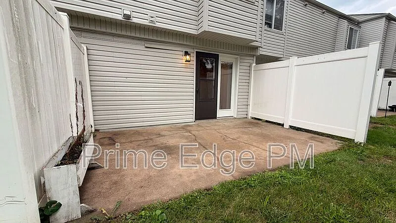 2 bed, 1.5 bath, 1004 sqft, $1,200 — Photo 2