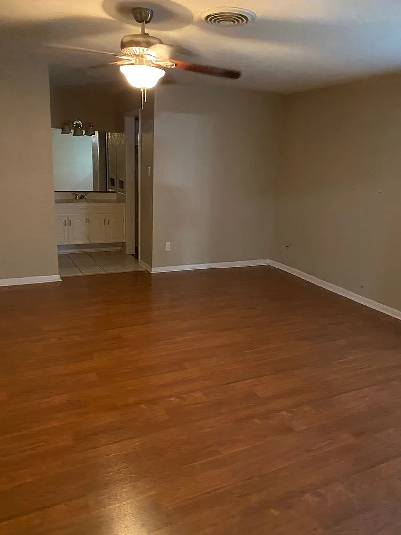 Extra Spacious Home 4 Bedroom 3 Bath — Photo 2