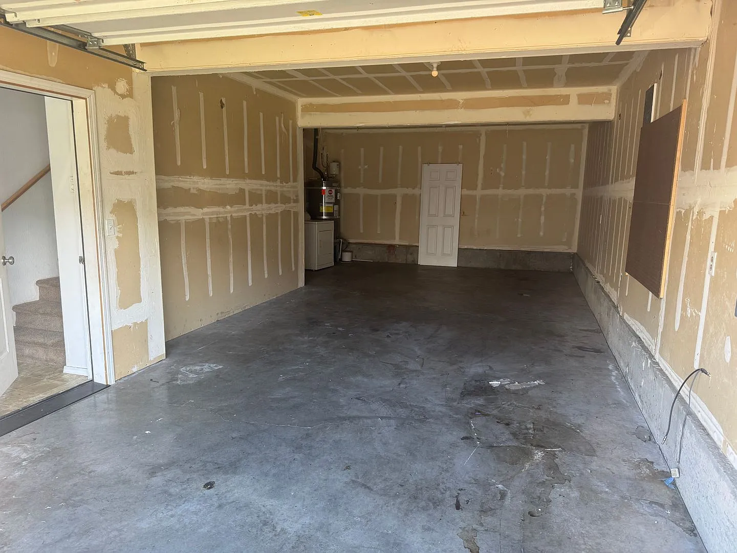 3 Bed, 2 Bath Townhouse Available! — Photo 2