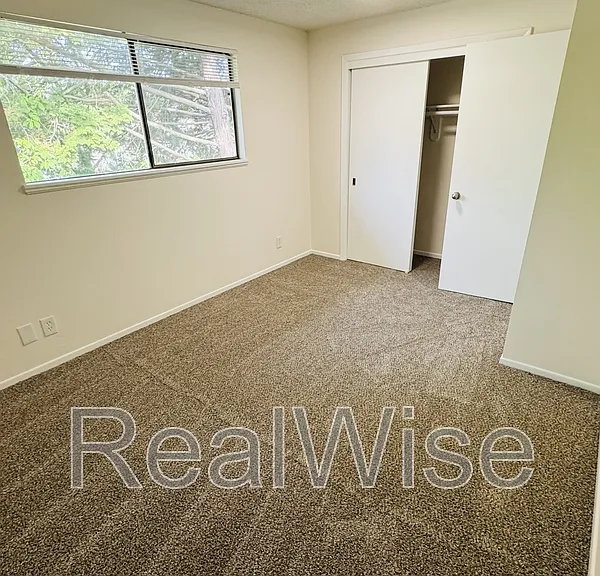 4278 Meadowbrook Ct NE — Photo 8