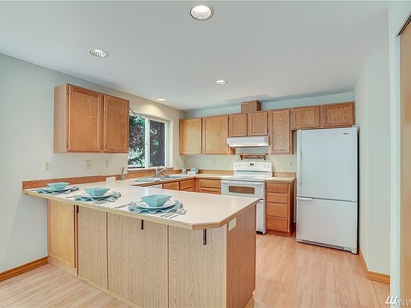 Chef's kitchen features breakfast bar, plenty of counter space and storage. Very nice double oven range. Kitchen sink overlooks 