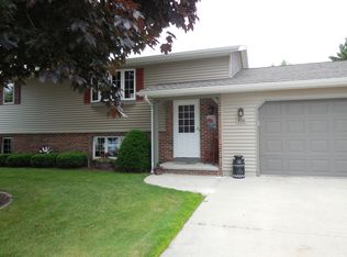 930 S 41st St, Manitowoc, WI 54220
